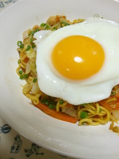 目玉焼きのっけて焼きそば-レシピのメイン写真