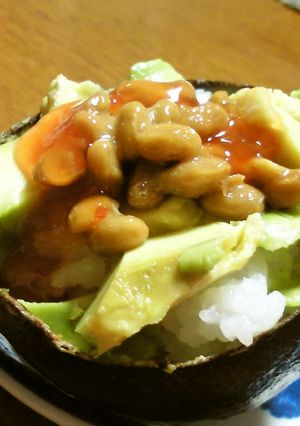 甘口チリソースで☆ミニアボカド納豆ご飯-レシピのメイン写真