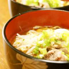 รูปของ 牛すじ肉のトッピングで食べる麺の力。