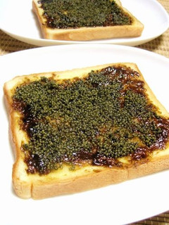 【魔界のご馳走】暗黒ぷちぷちトースト-レシピのメイン写真