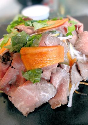 ローストビーフと柿の和風サラダ仕立て-レシピのメイン写真