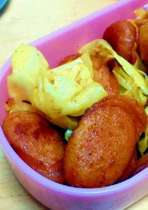 弁当♡ｳｲﾝﾅ-&ｷｬﾍﾞﾂのｶﾚ-炒め-レシピのメイン写真