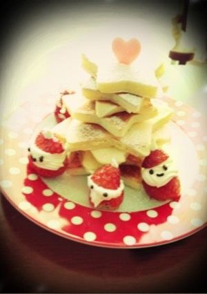 苺サンタとクリスマスツリーのホットケーキ-レシピのメイン写真