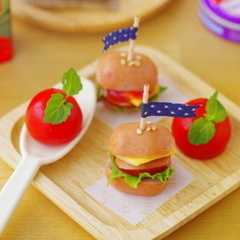 รูปของ まん丸ソーセージのハンバーガーキャラ弁