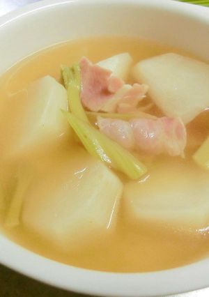 カブとセロリとベーコンのコンソメスープ-レシピのメイン写真