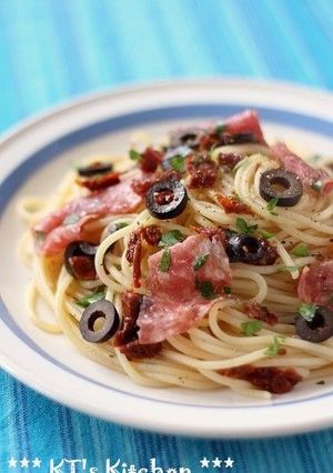 サラミと黒オリーブ、ドライトマトのパスタ-レシピのメイン写真