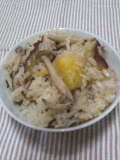 しめじサツマイモ塩昆布の炊き込みご飯-レシピのメイン写真