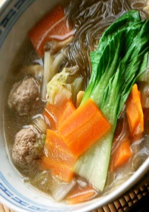 鶏団子と韓国春雨の食べる中華風スープ-レシピのメイン写真