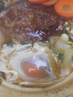 ハンバーグ入り鍋焼きうどん-レシピのメイン写真