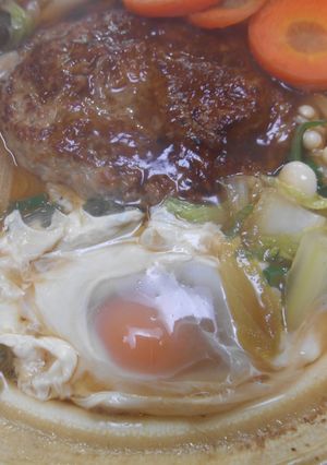 ハンバーグ入り鍋焼きうどん-レシピのメイン写真