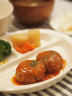 野菜ジュースで煮込みハンバーグ-レシピのメイン写真