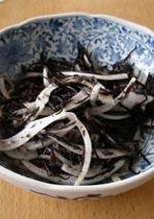 給料前のお助け！ヒジキと玉葱の鉄分サラダ-レシピのメイン写真