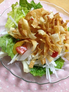 残った焼売の皮でパリパリサラダ-レシピのメイン写真