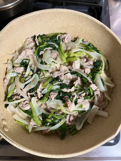 豚肉と春菊の胡麻ドレ炒め-レシピのメイン写真