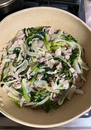 豚肉と春菊の胡麻ドレ炒め-レシピのメイン写真