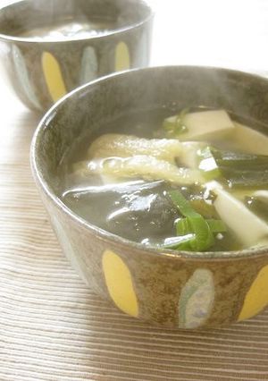 オッサンの油揚げとワカメのお吸い物-レシピのメイン写真