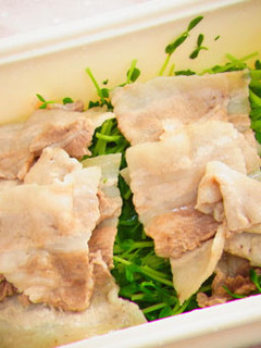 美味!豆苗と豚バラのレンジ蒸し-レシピのメイン写真