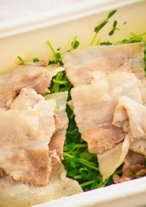 美味！豆苗と豚バラのレンジ蒸し-レシピのメイン写真