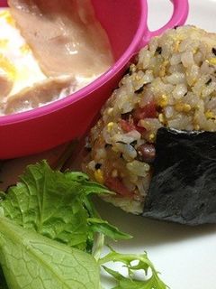卵ふりかけと梅のおにぎり-レシピのメイン写真