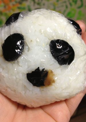 黒豆でパンダおにぎり-レシピのメイン写真