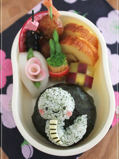 2013巳年*お正月*へびくんキャラ弁-レシピのメイン写真