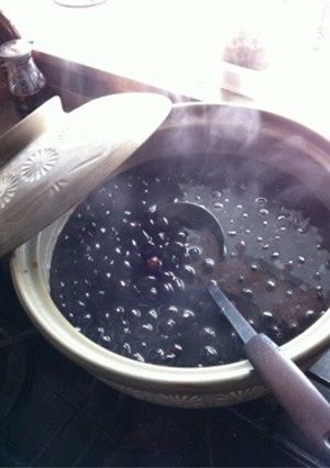 おせち料理に⚫︎土鍋で炊くふっくら黒豆-レシピのメイン写真
