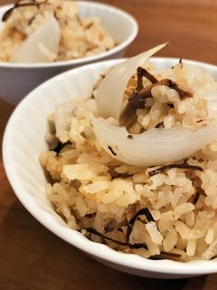 新玉ねぎの炊き込みごはん QC-レシピのメイン写真