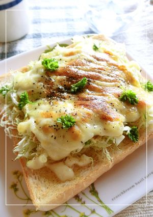 せん切りキャベツ・醤油麹のカレートースト-レシピのメイン写真