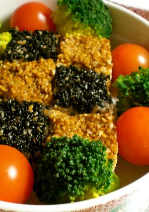 鶏ミンチの２色ゴマ焼き-レシピのメイン写真