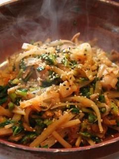 簡単ヘルシー☆大根の皮と豚肉のキムチ炒め-レシピのメイン写真