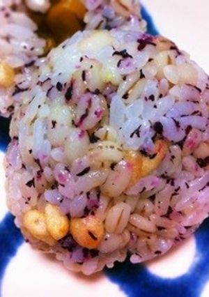 ゆかりと天かすにぎり飯-レシピのメイン写真