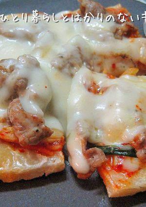お餅リメイク♬ 豚キムチーズの餅ピザ-レシピのメイン写真