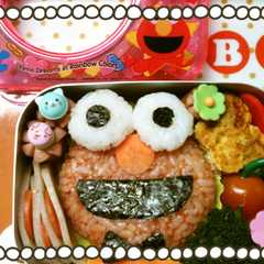 A picture of キャラ弁　エルモ　.