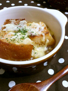 A picture of 食パンで*絶品オニオングラタンスープ.