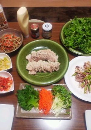 野菜たっぷり♪しっとり茹で豚サラダ菜巻き-レシピのメイン写真