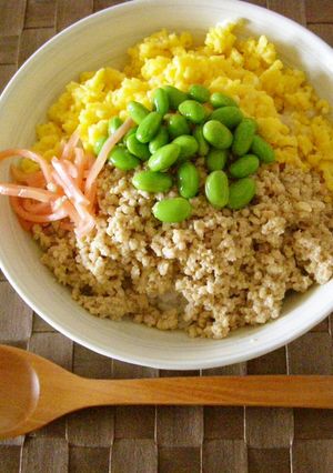 彩り満点☆めんつゆで簡単鶏そぼろ丼-レシピのメイン写真