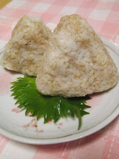 擦りごまたっぷりのおにぎり-レシピのメイン写真