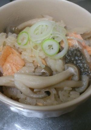 醤油バターが香ばしい♪鮭の炊き込みご飯-レシピのメイン写真