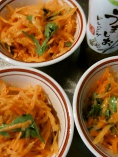 人参たっぷり、春菊とのドレッシング和え-レシピのメイン写真