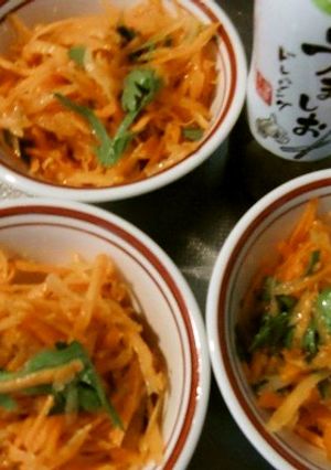 人参たっぷり、春菊とのドレッシング和え-レシピのメイン写真