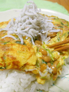 忙しい朝に♪半熟納豆オムレツ丼-レシピのメイン写真