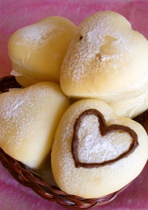 ぷっくりハートの白パン（チョコ入り）-レシピのメイン写真