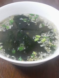旦那さんも絶賛〜にんにく入りわかめスープ-レシピのメイン写真