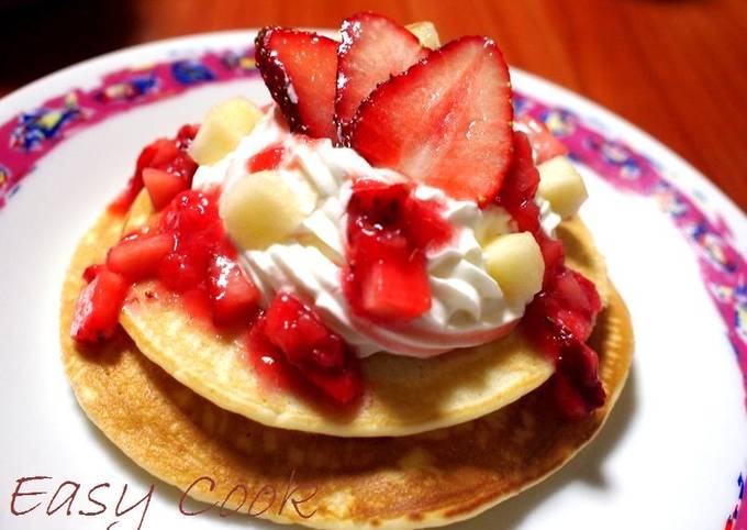 ハワイ風パンケーキ♡生クリーム&苺ソース by EasyCook 【クックパッド 