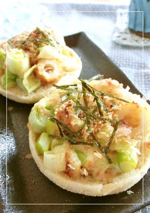 ぶつ切り葱と竹輪の醤油麹×おかかトースト-レシピのメイン写真