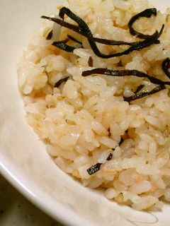 簡単!鮭フレ&塩昆布混ぜご飯(おにぎり)-レシピのメイン写真