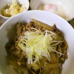 รูปของ 吉野家とすき家の間くらい牛丼
