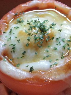【トマトのチーズ焼き】そぼろ&温泉卵入り-レシピのメイン写真
