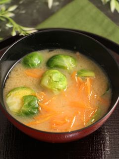 簡単!芽キャベツと人参のお味噌汁-レシピのメイン写真