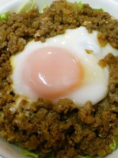 簡単ランチ♪炒めハンバーグのロコモコ丼-レシピのメイン写真